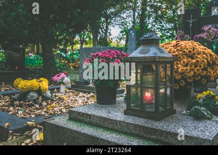 Allerseelen-Feiertag auf dem Friedhof, traditionelle Dekoration auf dem Grabstein Stockfoto