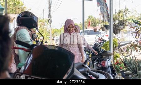 Pinrang Indonesia, 16. Oktober 2023: Frau in Bodo-Mode, typische Kleidung für Frauen aus dem Stamm der Bugis von Süd-Sulawesi, moderne Bodo-Kleidung, Stockfoto