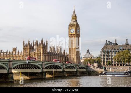 Houses of Parliament und Palace of Westminster an der Westminster Bridge mit dem Elizabeth Tower (Uhrenturm), in dem Big Ben untergebracht ist Stockfoto
