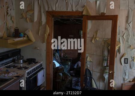Küche in einer verlassenen baufälligen Hütte in Pouch Cove, Neufundland & Labrador, Kanada Stockfoto