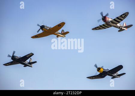 A Fury, Bearcat, Corsair und Thunderbolt in Formation bei der Duxford Air Show zum Jahresende. Stockfoto