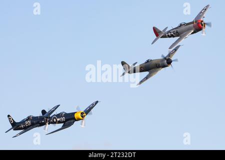 A Fury, Bearcat, Corsair und Thunderbolt in Formation bei der Duxford Air Show zum Jahresende. Stockfoto