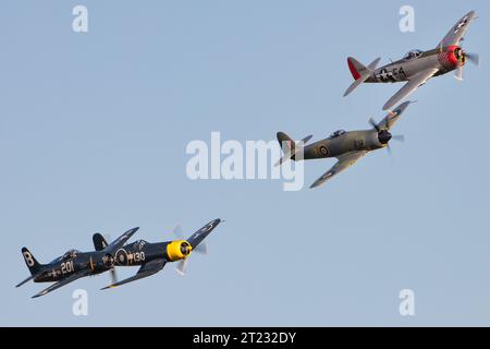 A Fury, Bearcat, Corsair und Thunderbolt in Formation bei der Duxford Air Show zum Jahresende. Stockfoto