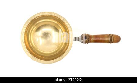Blick von oben auf eine Vintage-goldene Messing-Diya-Öl-Lampe oder Vilakku mit Griff, der traditionell für pooja-Rituale in Tempeln von indien verwendet wird, isoliert in einem weißen B Stockfoto