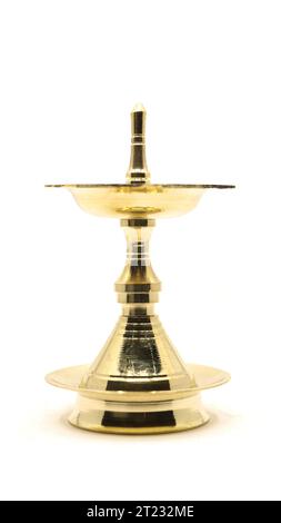 Eine Vintage-Öllampe aus Messing mit einzigartigem traditionellem Design, die für Tempelfeiern und Festivalrituale verwendet wird, auch Diya, Vilakku oder Samai genannt Stockfoto