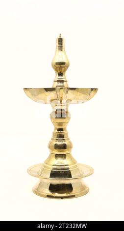 Eine Vintage-Öllampe aus Messing mit einzigartigem traditionellem Design, die für Tempelfeiern und Festivalrituale verwendet wird, auch Diya, Vilakku oder Samai genannt Stockfoto