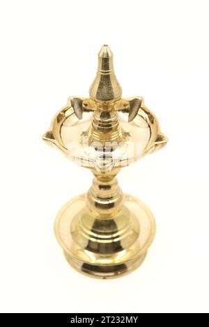 Eine Vintage-Öllampe aus Messing mit einzigartigem traditionellem Design, die für Tempelfeiern und Festivalrituale verwendet wird, auch Diya, Vilakku oder Samai genannt Stockfoto