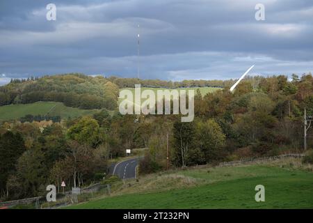 Selkirk, Großbritannien. Oktober 2023. Ein Windturbinenschaufel auf dem Weg zu einer neuen Anlage in der Nähe von Hawick, ein Verkehrskonvoi machte die Reise von einem Haltepunkt auf der A68 bei St Boswells nach Selkirk auf der A699, dann navigierte er an einer ungünstigen Kreuzung an der A7 Selkirk, auf der A7 nach Süden hält sie über Nacht an, bevor sie weiter zum Ziel am Windpark Pines Burn geht. Es handelt sich um ein 36-MW-Projekt ohne Subventionen für Onshore-Windenergie, das sich auf dem Harwood Estate in der Nähe der Bonchester Bridge und Hawick in den schottischen Grenzen befindet. (Quelle: Rob Gray/Alamy Live News Stockfoto