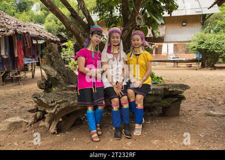 Porträt von drei langhalsigen Karen-Frauen mit Messing-Halsringen, die ein lebhaftes Kleid im Karen-Stil tragen, im rustikalen Dorf Pai in Mae Hong Son, Thailand Stockfoto