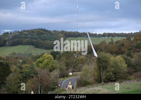 Selkirk, Großbritannien. Oktober 2023. Ein Windturbinenschaufel auf dem Weg zu einer neuen Anlage in der Nähe von Hawick, ein Verkehrskonvoi machte die Reise von einem Haltepunkt auf der A68 bei St Boswells nach Selkirk auf der A699, dann navigierte er an einer ungünstigen Kreuzung an der A7 Selkirk, auf der A7 nach Süden hält sie über Nacht an, bevor sie weiter zum Ziel am Windpark Pines Burn geht. Es handelt sich um ein 36-MW-Projekt ohne Subventionen für Onshore-Windenergie, das sich auf dem Harwood Estate in der Nähe der Bonchester Bridge und Hawick in den schottischen Grenzen befindet. (Quelle: Rob Gray/Alamy Live News Stockfoto