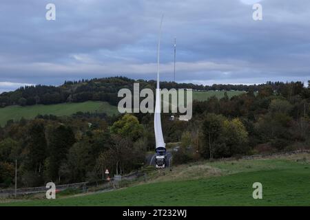 Selkirk, Großbritannien. Oktober 2023. Ein Windturbinenschaufel auf dem Weg zu einer neuen Anlage in der Nähe von Hawick, ein Verkehrskonvoi machte die Reise von einem Haltepunkt auf der A68 bei St Boswells nach Selkirk auf der A699, dann navigierte er an einer ungünstigen Kreuzung an der A7 Selkirk, auf der A7 nach Süden hält sie über Nacht an, bevor sie weiter zum Ziel am Windpark Pines Burn geht. Es handelt sich um ein 36-MW-Projekt ohne Subventionen für Onshore-Windenergie, das sich auf dem Harwood Estate in der Nähe der Bonchester Bridge und Hawick in den schottischen Grenzen befindet. (Quelle: Rob Gray/Alamy Live News Stockfoto