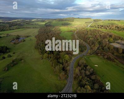 Selkirk, Großbritannien. Oktober 2023. Ein Windturbinenschaufel auf dem Weg zu einer neuen Anlage in der Nähe von Hawick, ein Verkehrskonvoi machte die Reise von einem Haltepunkt auf der A68 bei St Boswells nach Selkirk auf der A699, dann navigierte er an einer ungünstigen Kreuzung an der A7 Selkirk, auf der A7 nach Süden hält sie über Nacht an, bevor sie weiter zum Ziel am Windpark Pines Burn geht. Es handelt sich um ein 36-MW-Projekt ohne Subventionen für Onshore-Windenergie, das sich auf dem Harwood Estate in der Nähe der Bonchester Bridge und Hawick in den schottischen Grenzen befindet. (Quelle: Rob Gray/Alamy Live News Stockfoto