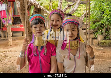 Karen Frauen aus Pai in Mae Hong Son, Thailand, mit Messing Halsringen im rustikalen Dorf, in traditionellem Karen Kleid in leuchtenden Farben Stockfoto