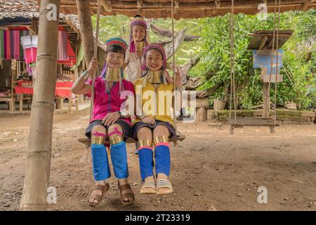 Karen Frauen aus Pai in Mae Hong Son, Thailand, mit Messing Halsringen im rustikalen Dorf, in traditionellem Karen Kleid in leuchtenden Farben Stockfoto