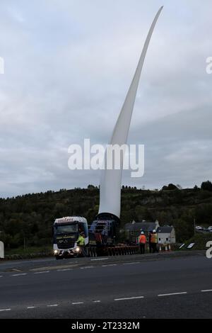 Selkirk, Großbritannien. Oktober 2023. Ein Windturbinenschaufel auf dem Weg zu einer neuen Anlage in der Nähe von Hawick, ein Verkehrskonvoi machte die Reise von einem Haltepunkt auf der A68 bei St Boswells nach Selkirk auf der A699, dann navigierte er an einer ungünstigen Kreuzung an der A7 Selkirk, auf der A7 nach Süden hält sie über Nacht an, bevor sie weiter zum Ziel am Windpark Pines Burn geht. Es handelt sich um ein 36-MW-Projekt ohne Subventionen für Onshore-Windenergie, das sich auf dem Harwood Estate in der Nähe der Bonchester Bridge und Hawick in den schottischen Grenzen befindet. (Quelle: Rob Gray/Alamy Live News Stockfoto