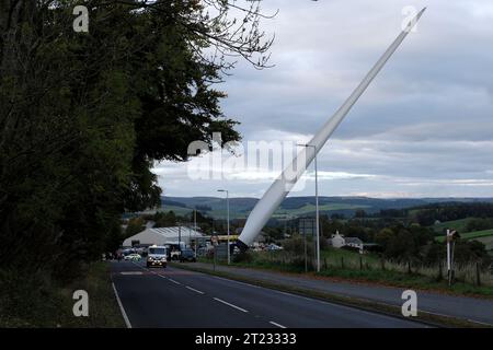 Selkirk, Großbritannien. Oktober 2023. Ein Windturbinenschaufel auf dem Weg zu einer neuen Anlage in der Nähe von Hawick, ein Verkehrskonvoi machte die Reise von einem Haltepunkt auf der A68 bei St Boswells nach Selkirk auf der A699, dann navigierte er an einer ungünstigen Kreuzung an der A7 Selkirk, auf der A7 nach Süden hält sie über Nacht an, bevor sie weiter zum Ziel am Windpark Pines Burn geht. Es handelt sich um ein 36-MW-Projekt ohne Subventionen für Onshore-Windenergie, das sich auf dem Harwood Estate in der Nähe der Bonchester Bridge und Hawick in den schottischen Grenzen befindet. (Quelle: Rob Gray/Alamy Live News Stockfoto