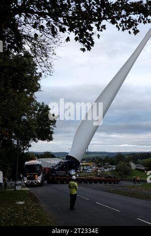 Selkirk, Großbritannien. Oktober 2023. Ein Windturbinenschaufel auf dem Weg zu einer neuen Anlage in der Nähe von Hawick, ein Verkehrskonvoi machte die Reise von einem Haltepunkt auf der A68 bei St Boswells nach Selkirk auf der A699, dann navigierte er an einer ungünstigen Kreuzung an der A7 Selkirk, auf der A7 nach Süden hält sie über Nacht an, bevor sie weiter zum Ziel am Windpark Pines Burn geht. Es handelt sich um ein 36-MW-Projekt ohne Subventionen für Onshore-Windenergie, das sich auf dem Harwood Estate in der Nähe der Bonchester Bridge und Hawick in den schottischen Grenzen befindet. (Quelle: Rob Gray/Alamy Live News Stockfoto