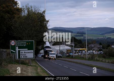 Selkirk, Großbritannien. Oktober 2023. Ein Windturbinenschaufel auf dem Weg zu einer neuen Anlage in der Nähe von Hawick, ein Verkehrskonvoi machte die Reise von einem Haltepunkt auf der A68 bei St Boswells nach Selkirk auf der A699, dann navigierte er an einer ungünstigen Kreuzung an der A7 Selkirk, auf der A7 nach Süden hält sie über Nacht an, bevor sie weiter zum Ziel am Windpark Pines Burn geht. Es handelt sich um ein 36-MW-Projekt ohne Subventionen für Onshore-Windenergie, das sich auf dem Harwood Estate in der Nähe der Bonchester Bridge und Hawick in den schottischen Grenzen befindet. (Quelle: Rob Gray/Alamy Live News Stockfoto