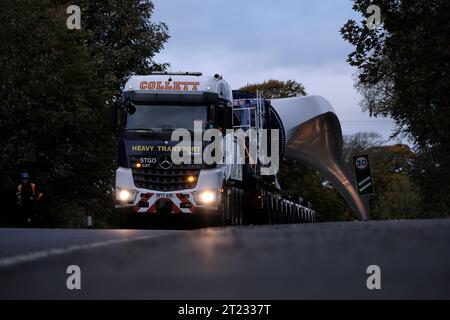 Selkirk, Großbritannien. Oktober 2023. Ein Windturbinenschaufel auf dem Weg zu einer neuen Anlage in der Nähe von Hawick, ein Verkehrskonvoi machte die Reise von einem Haltepunkt auf der A68 bei St Boswells nach Selkirk auf der A699, dann navigierte er an einer ungünstigen Kreuzung an der A7 Selkirk, auf der A7 nach Süden hält sie über Nacht an, bevor sie weiter zum Ziel am Windpark Pines Burn geht. Es handelt sich um ein 36-MW-Projekt ohne Subventionen für Onshore-Windenergie, das sich auf dem Harwood Estate in der Nähe der Bonchester Bridge und Hawick in den schottischen Grenzen befindet. (Quelle: Rob Gray/Alamy Live News Stockfoto