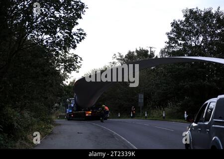 Selkirk, Großbritannien. Oktober 2023. Ein Windturbinenschaufel auf dem Weg zu einer neuen Anlage in der Nähe von Hawick, ein Verkehrskonvoi machte die Reise von einem Haltepunkt auf der A68 bei St Boswells nach Selkirk auf der A699, dann navigierte er an einer ungünstigen Kreuzung an der A7 Selkirk, auf der A7 nach Süden hält sie über Nacht an, bevor sie weiter zum Ziel am Windpark Pines Burn geht. Es handelt sich um ein 36-MW-Projekt ohne Subventionen für Onshore-Windenergie, das sich auf dem Harwood Estate in der Nähe der Bonchester Bridge und Hawick in den schottischen Grenzen befindet. (Quelle: Rob Gray/Alamy Live News Stockfoto