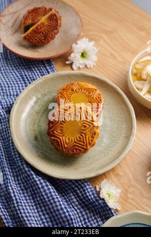 Traditionelle Mondkuchen mit verschiedenen Füllungen auf dem Tisch, die für das Herbstfest serviert werden Stockfoto
