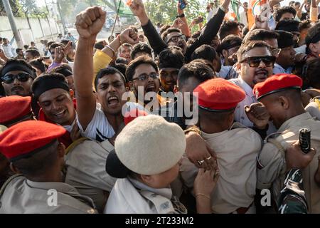 Guwahati, Assam, Indien. Oktober 2023. Assam Polizeipersonal versucht, den Protest der Arbeiter des indischen Jugendkongresses gegen die Regierung der Bharatiya Janata Party (BJP) in Guwahati, Assam, Indien, am 16. Oktober 2023 zurückzudrängen. Credit: David Talukdar/Alamy Live News Credit: David Talukdar/Alamy Live News Stockfoto