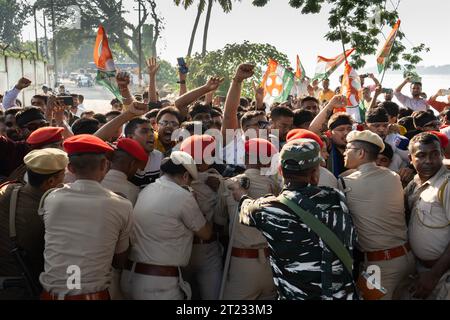 Guwahati, Assam, Indien. Oktober 2023. Assam Polizeipersonal versucht, den Protest der Arbeiter des indischen Jugendkongresses gegen die Regierung der Bharatiya Janata Party (BJP) in Guwahati, Assam, Indien, am 16. Oktober 2023 zurückzudrängen. Credit: David Talukdar/Alamy Live News Credit: David Talukdar/Alamy Live News Stockfoto