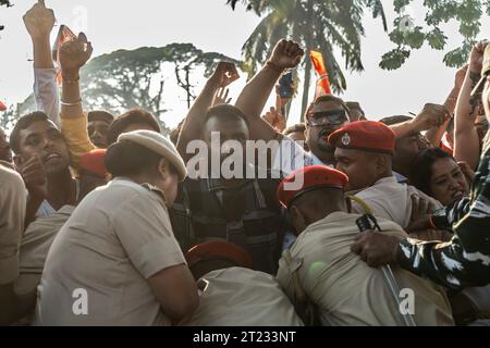 Guwahati, Assam, Indien. Oktober 2023. Assam Polizeipersonal versucht, den Protest der Arbeiter des indischen Jugendkongresses gegen die Regierung der Bharatiya Janata Party (BJP) in Guwahati, Assam, Indien, am 16. Oktober 2023 zurückzudrängen. Credit: David Talukdar/Alamy Live News Credit: David Talukdar/Alamy Live News Stockfoto