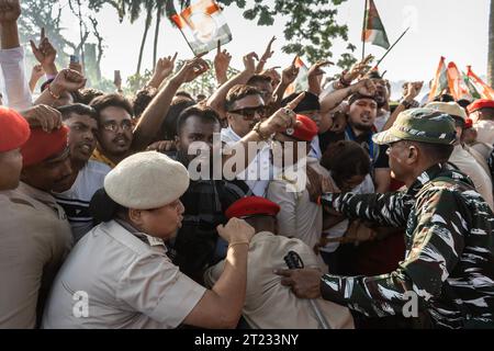 Guwahati, Assam, Indien. Oktober 2023. Assam Polizeipersonal versucht, den Protest der Arbeiter des indischen Jugendkongresses gegen die Regierung der Bharatiya Janata Party (BJP) in Guwahati, Assam, Indien, am 16. Oktober 2023 zurückzudrängen. Credit: David Talukdar/Alamy Live News Credit: David Talukdar/Alamy Live News Stockfoto