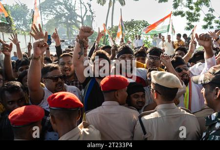 Guwahati, Assam, Indien. Oktober 2023. Assam Polizeipersonal versucht, den Protest der Arbeiter des indischen Jugendkongresses gegen die Regierung der Bharatiya Janata Party (BJP) in Guwahati, Assam, Indien, am 16. Oktober 2023 zurückzudrängen. Credit: David Talukdar/Alamy Live News Credit: David Talukdar/Alamy Live News Stockfoto