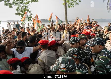 Guwahati, Assam, Indien. Oktober 2023. Assam Polizeipersonal versucht, den Protest der Arbeiter des indischen Jugendkongresses gegen die Regierung der Bharatiya Janata Party (BJP) in Guwahati, Assam, Indien, am 16. Oktober 2023 zurückzudrängen. Credit: David Talukdar/Alamy Live News Credit: David Talukdar/Alamy Live News Stockfoto