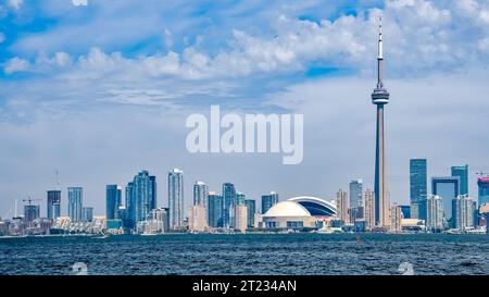 Stadtbild einschließlich CN Tower. Die Skyline der Stadt ist ein berühmter Ort. Die Szene ist ein Blick vom Ontario-See. Stockfoto