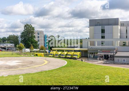 Hubschrauberlandeplatz und Krankenwagen in der Unfall- und Notaufnahme, Tunbridge Wells Hospital, Tonbridge Road, Pembury, Kent, England, Vereinigtes Königreich Stockfoto