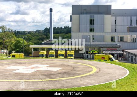 Hubschrauberlandeplatz und Krankenwagen in der Unfall- und Notaufnahme, Tunbridge Wells Hospital, Tonbridge Road, Pembury, Kent, England, Vereinigtes Königreich Stockfoto