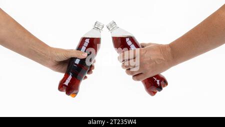 Nahaufnahme der Hände eines jungen Paares, zweier Freunde, einer Familie, eines Mannes und einer Frau, die transparente Flaschen halten, Gläser klirren, Toa machen Stockfoto