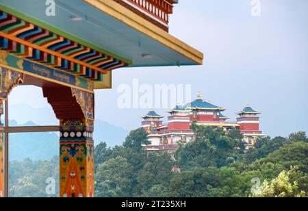 Das wunderschöne Gebäude der Kopan-Klosterarchitektur ist auch bekannt für sein Nonnenkloster Khachoe Ghakyil Ling. Kathmandu, Nepal. Stockfoto