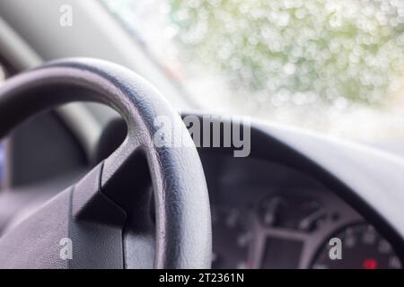 Das Lenkrad und das Armaturenbrett des Fahrzeugs Nahaufnahme Stockfoto