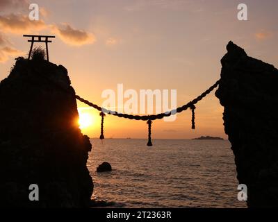 Sonnenuntergang und japanischer Shinto-Schrein auf dem Meer Stockfoto