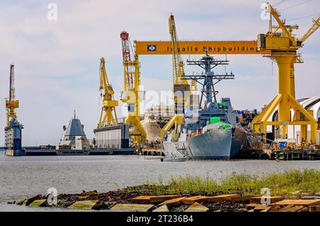 Militärkriegsschiffe sind im Bau bei Ingalls Shipbuilding, einer Abteilung von Huntington Ingalls Industries in Pascagoula, Mississippi. Stockfoto