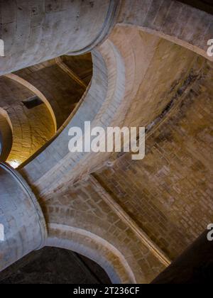 Das Innere der Kirche Saint Honoratus in Les Alyscamps in Arles, Frankreich. Ein Beispiel für romanische Architektur. Stockfoto