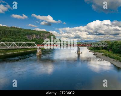 Eisenbahnbrücke mit 4 permanent abgestellten Eisenbahnwaggons über den Namsen in Norwegen. Stockfoto