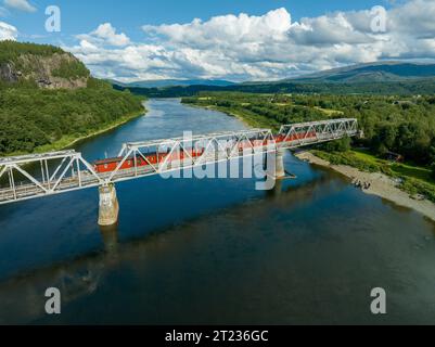 Eisenbahnbrücke mit 4 permanent abgestellten Eisenbahnwaggons über den Namsen in Norwegen. Stockfoto