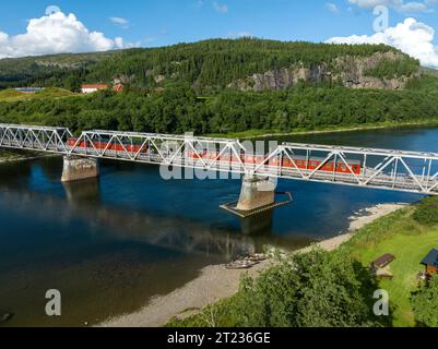 Eisenbahnbrücke mit 4 permanent abgestellten Eisenbahnwaggons über den Namsen in Norwegen. Stockfoto