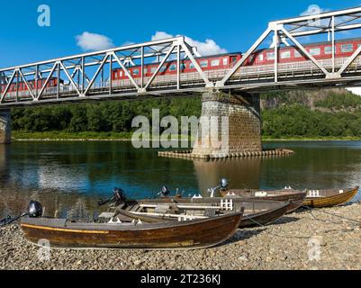 Eisenbahnbrücke mit 4 permanent abgestellten Eisenbahnwaggons über den Namsen in Norwegen. Stockfoto