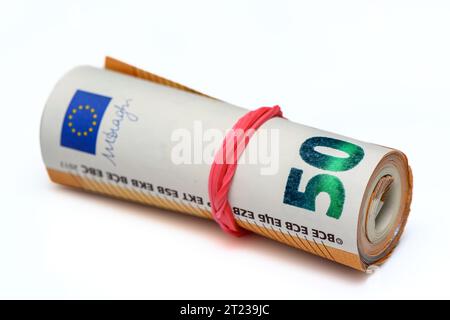 50-Euro-Scheine in ein Röhrchen auf weißem Hintergrund gerollt 10 Stockfoto