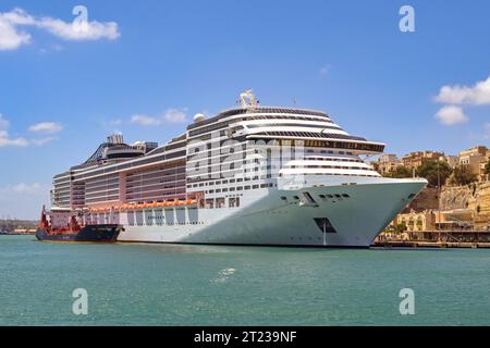 Valletta, Malta - 6. August 2023: Das große Kreuzfahrtschiff MSC Divina legte im Hafen der Stadt an Stockfoto