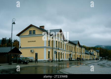 Nebeliger Herbstmorgen am Busbahnhof (Dworzec Autobusowy) in Zakopane, Polen Stockfoto