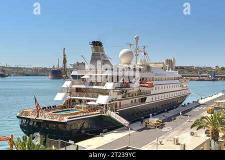 Valletta, Malta - 4. August 2023: Luxuskreuzschiff Sea Dream I legte in der Stadt Valletta an. Stockfoto