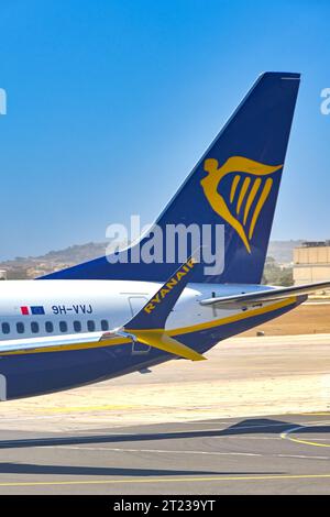 Luqa, Malta - 7. August 2023: Heckflosse eines Boeing 737-Urlaubsjets (Registrierung 9H-VVJ), der von der irischen Fluggesellschaft Ryanair auf dem Flughafen Malta betrieben wird Stockfoto