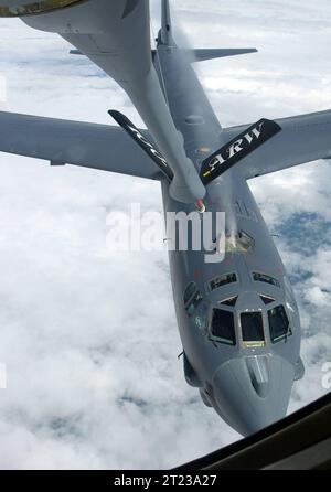 Ein Langstreckenbomber der US Air Force USAF vom Typ Boeing B-52 Stratofortress wird in der Luft mit Kerosin betankt. Ein Langstreckenbomber der US Air Force USAF vom Typ Boeing B-52 Stratofortress wird in der Luft mit Kerosin betankt. Mildenhall Suffolk Großbritannien *** Ein US Air Force USAF Boeing B 52 Stratofortress Langstreckenbomber wird mit Jet-Treibstoff in der Luft betankt Ein US Air Force USAF Boeing B 52 Stratofortress Langstreckenbomber wird mit Jet-Treibstoff in der Luft betankt Mildenhall Suffolk Vereinigtes Königreich Credit: Imago/Alamy Live News Stockfoto